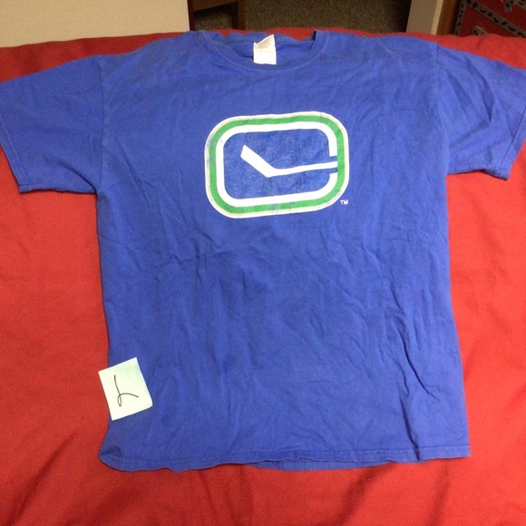 NHL Vancouver CANUCKS tshirt - Picture 1 of 1